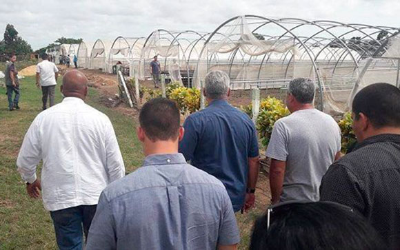 Presidente cubano, Miguel Dí­az-Canel, dialoga con pobladores de la comunidad El Vizcaí­no, en Pinar del Rí­o.