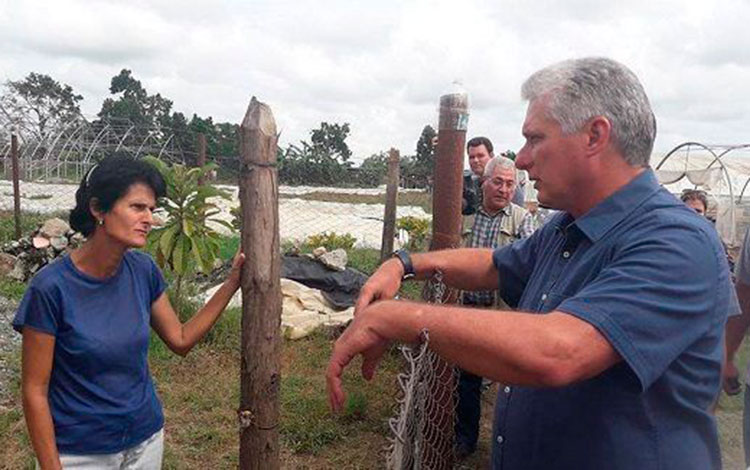 Presidente de Cuba, Miguel Díaz-Canel, dialoga con pobladores en recorrido por Pinar del Río, territorio afectado por el huracán Michael.