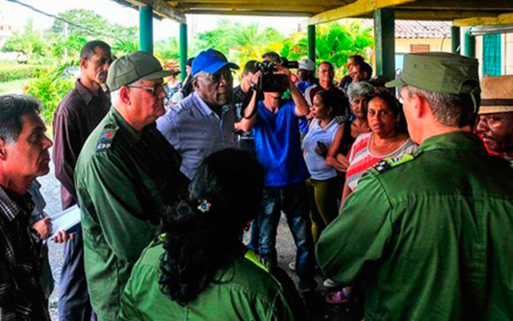 Primer vicepresidente cubano recorre el Consejo de Defensa Municipal de Sandino, Pinar del Rí­o.