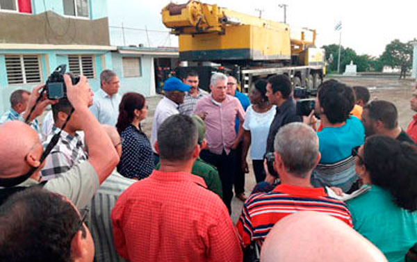 Presidente cubano, Miguel Díaz-Canel Bermúdez, recorre municipio de Batabanó, tras paso del huracán Michael.