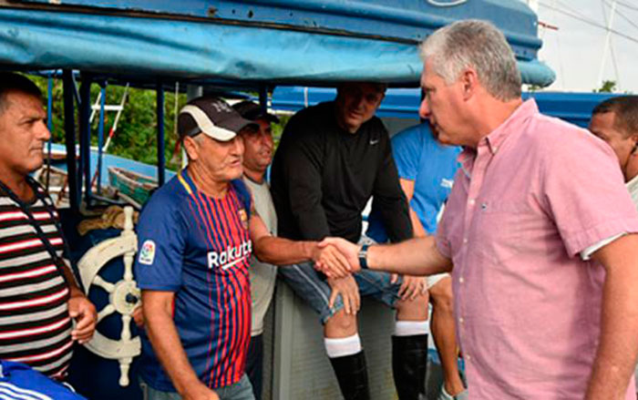 Presidente cubano, Miguel Díaz-Canel Bermúdez, recorre municipio de Batabanó, tras paso del huracán Michael.