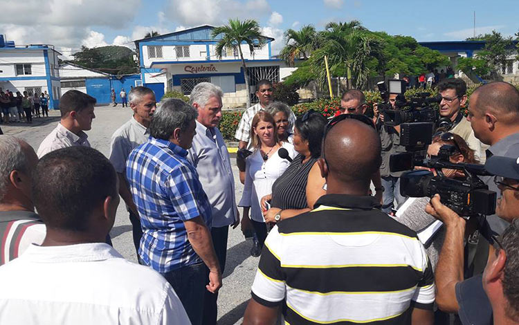 Dí­az-Canel recorre empresa pesquera de la Isla de la Juventud.