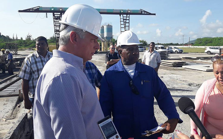 Dí­az-Canel indaga sobre construcción de viviendas en la Isla de la Juventud.