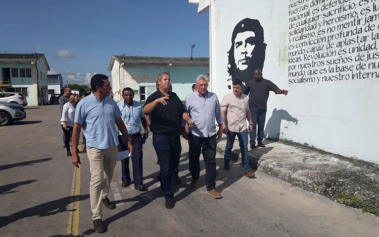 Presidente cubano, Miguel Díaz-Canel Bermúdez, recorre el puerto de la Isla de la Juventud, tras paso del huracán Michael.