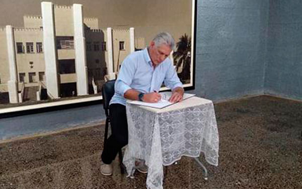 Presidente cubano, Miguel Díaz-Canel, firma libro en Mausoleo a los Mártires de Artemisa.