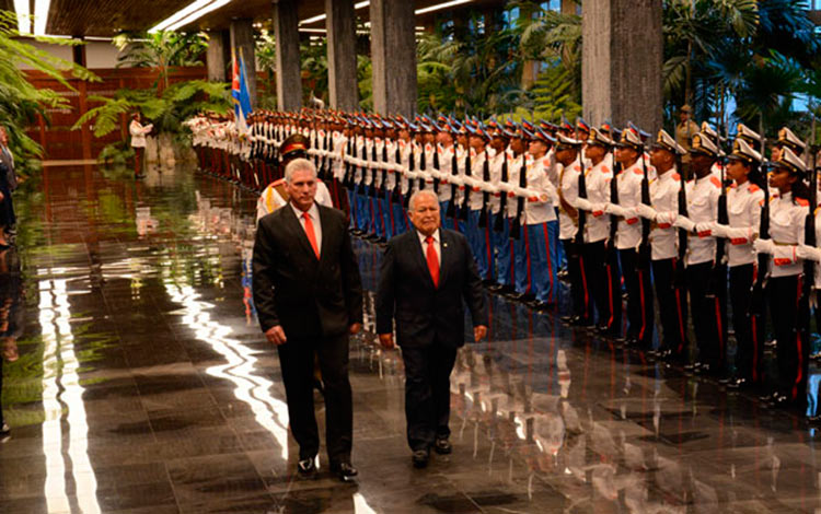 Miguel Díaz-Canel Bermúdez, presidente de Cuba, recibe a Salvador Sánchez Cerén, presidente de El Salvador.