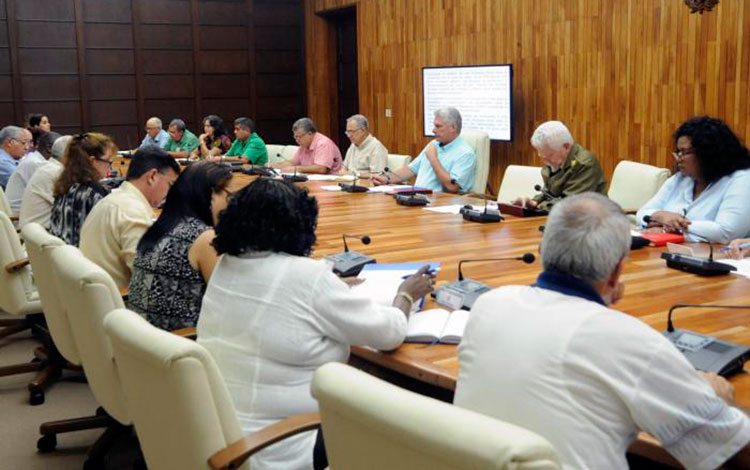 Chequea Miguel Díaz-Canel producción de envases y embalajes.