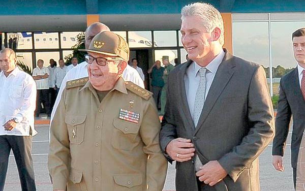 Raúl Castro despide a Miguel Díaz-Canel en aeropuerto de La Habana, 30 de octubre de 2018.