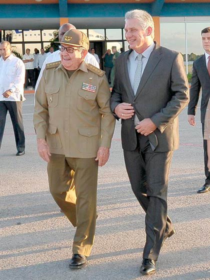 Raúl Castro despide a Miguel Dí­az-Canel en el aeropuerto de La Habana.