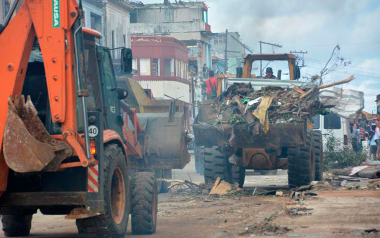 Labores de recuperación en La Habana tras tornado del 27 de enero de 2019.