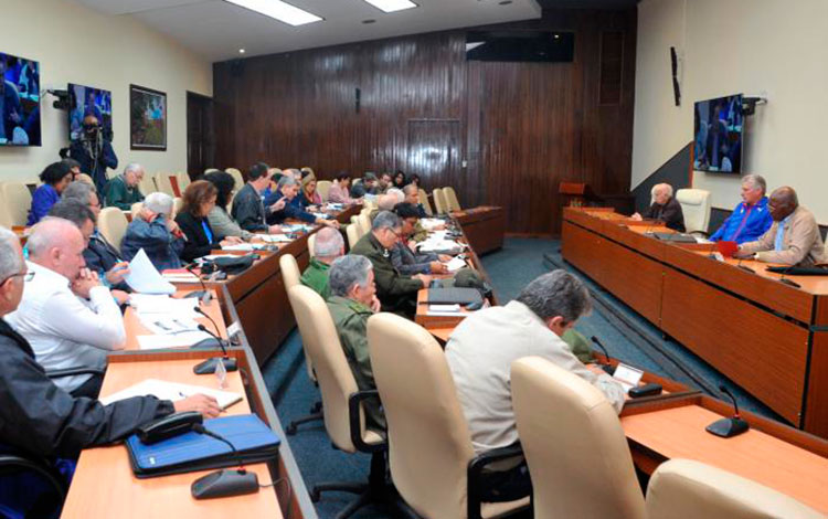 Consejo de MIinistros de Cuba evalúa recuperación tras tornado en La Habana.