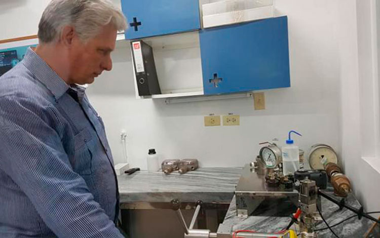 Recorre Miguel Díaz-Canel laboratorios de BioCubaFarma.