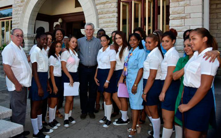 Presidente cubano, Miguel Dí­az-Canel, visita escuela formadora de educadoras de cí­rculos infantiles.