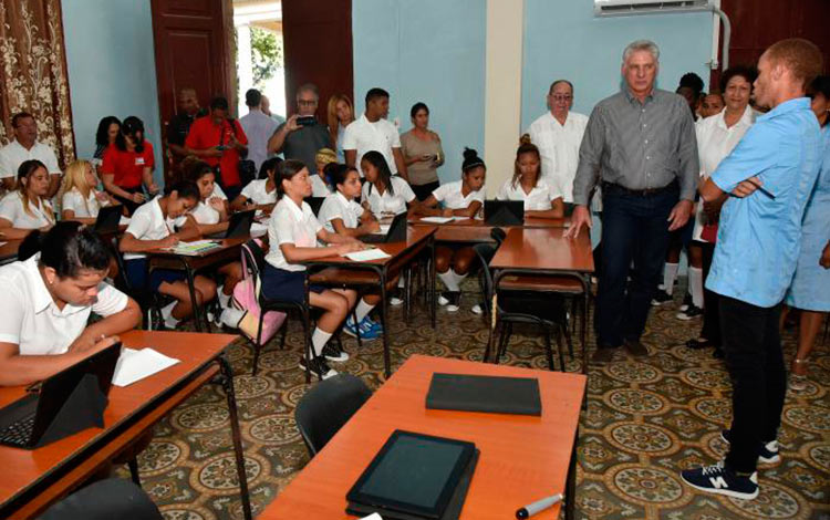 Presidente cubano, Miguel Dí­az-Canel, visita escuela formadora de educadoras de cí­rculos infantiles.