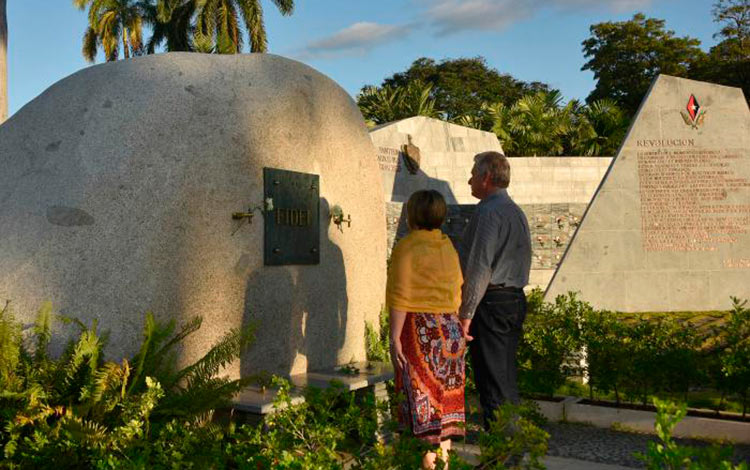 MIguel Díaz-Canel rinde homenaje a Fidel en el cementerio Santa Ifigenia, Santiago de Cuba.