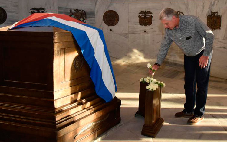 Presidente cubano, Miguel Dí­az-Canel, rinde homenaje a José Martí­ en el cementerio Santa Ifigenia, de Santiago de Cuba.