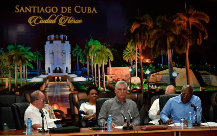 Presidente cubano, Miguel Dí­az-Canel, en reunión con autoridades de la provincia de Santiago de Cuba. 