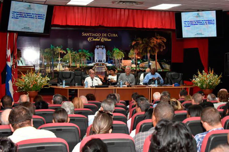 Presidente cubano, Miguel Dí­az-Canel durante reunión con autoridades de Santiago de Cuba.