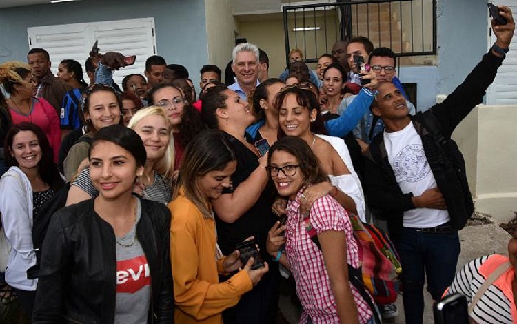 Miguel Díaz-Canel con estudiantes 