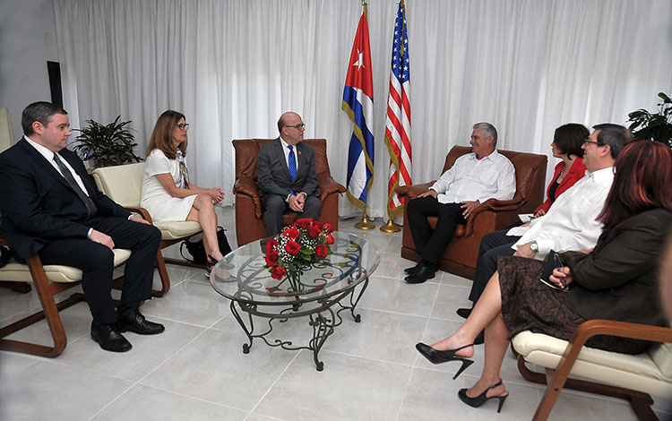 Encuentro del presidente de Cuba, Miguel Dí­az-Canel, y el senador estadounidense James McGovern.