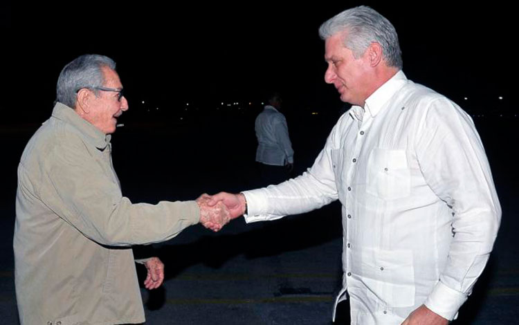 Raúl Castri Ruz recube a Miguel Díaz-Canel Bermúdez.