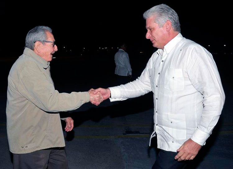 Raúl Castri Ruz recube a Miguel Díaz-Canel Bermúdez.