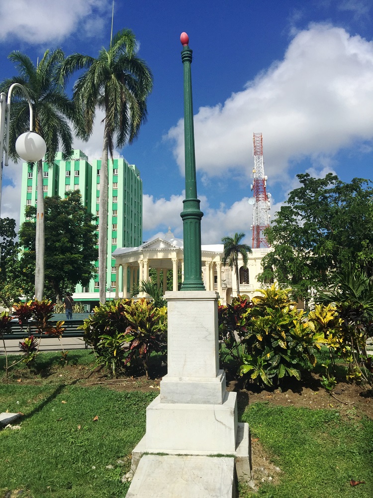 Farola original que recuerda el lugar de la caida en combate del Coronel Leoncio Vidal, en Santa Clara Farola original que recuerda el lugar de la caida en combate del Coronel Leoncio Vidal, en Santa Clara