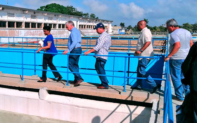 Recorrido de Miguel Dí­az-Canel e Inés Marí­a Chapman por la Planta Potabilizadora Amistad Cubano-Búlgara.