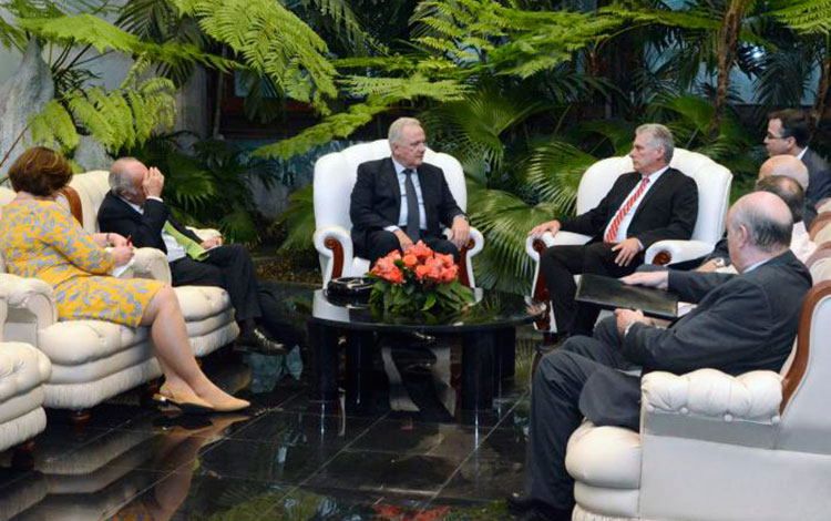 Delegaciones en encuentro entre Miguel Dí­az-Canel y Neven Mimica.