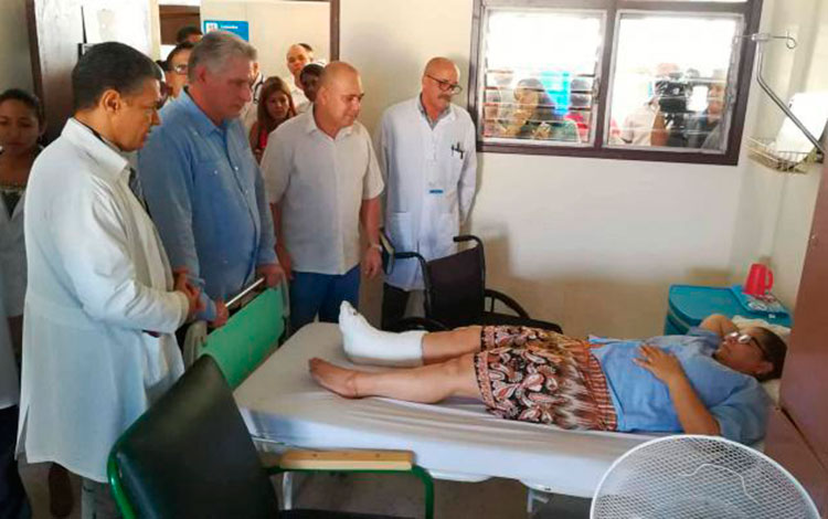 Presidente cubano, Miguel Dí­az-Canel, visita hospital ortopédico Frank Paí­s, de La Habana.