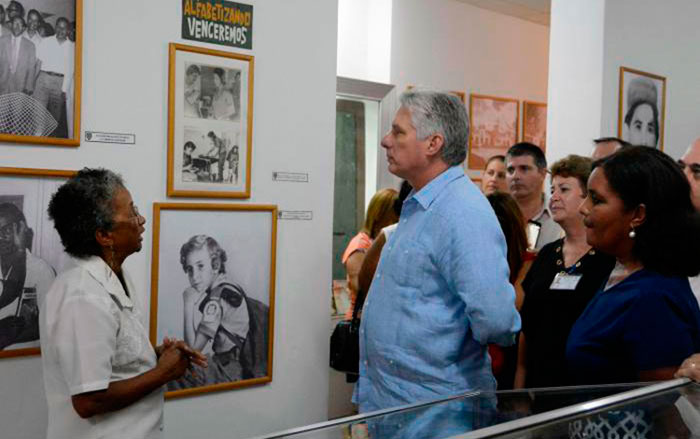 El presidente cubano, Miguel Díaz-Canel, recorrió el  Museo Nacional de la Campaña de Alfabetización.