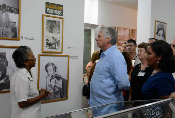 Presidente cubano, Miguel Dí­az-Canel, recorre Museo de la Alfabetización.