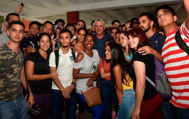 El Presidente destacó el impacto que han tenido entre los jóvenes los campamentos de verano en centros educacionales y universidades. 