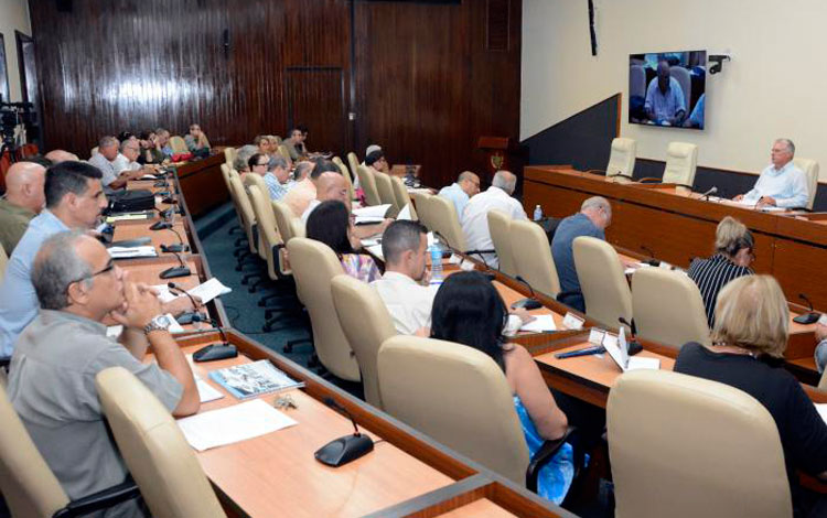 El Presidente de los Consejos de Estado y de Ministros, Miguel Díaz-Canel Bermúdez, encabezó una reunión donde se analizó la implementación de la política de comunicación institucional y social del Ministerio de Cultura