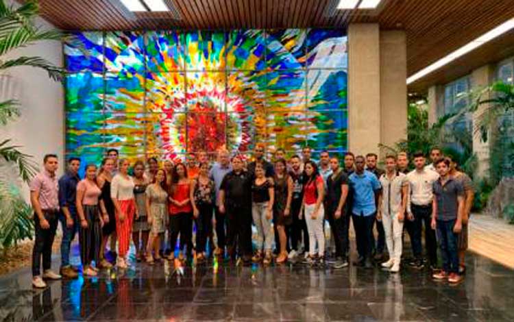 Presidente cubano recibe a nuevos graduados.