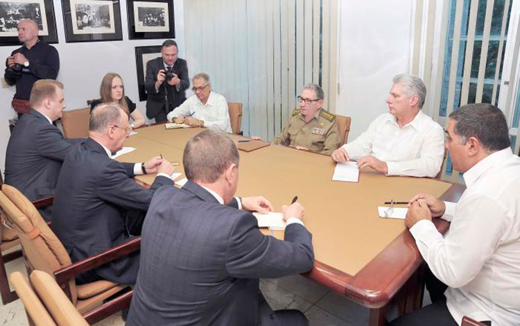 Raúl Castro y Miguel Díaz-Canel dialogan con Nikolai Patrushev, secretario del Consejo de Seguridad de la Federación de Rusia.