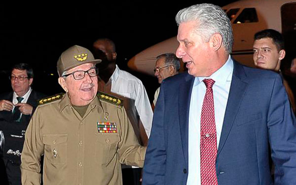 Raúl Castro Ruz recibe a Miguel Díaz-Canel tras su regreso de México.