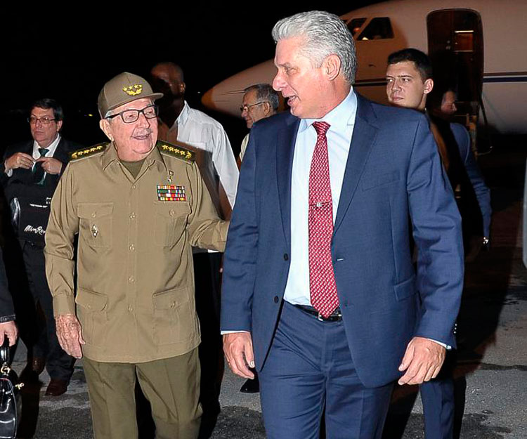 Raúl Castro Ruz recibe a Miguel Díaz-Canel tras su regreso de México.