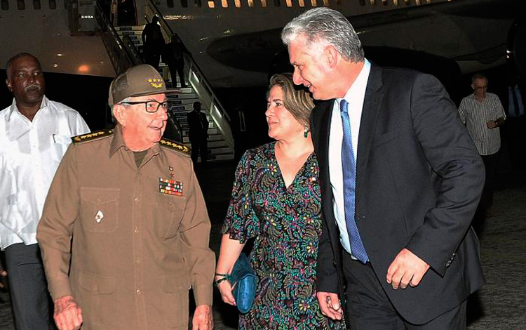 Raúl Castro recibe a Díaz-Canel