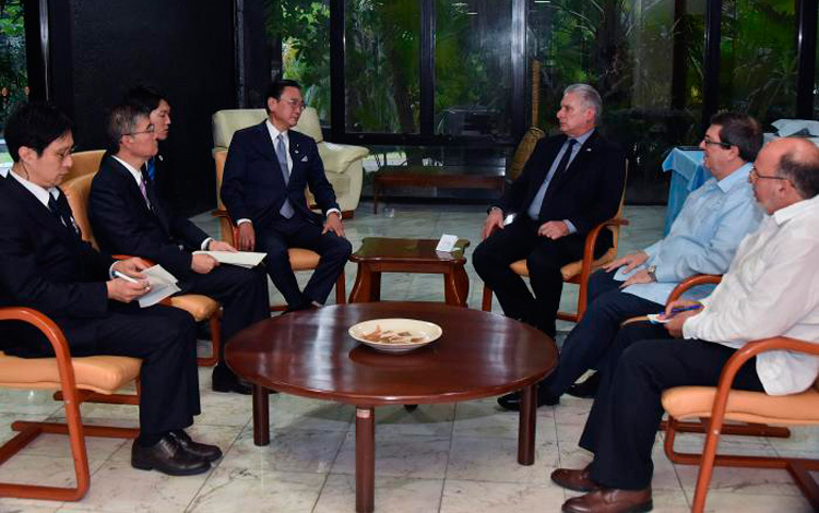 Presidente cubano recibe a enviado especial del Primer Ministro de Japón