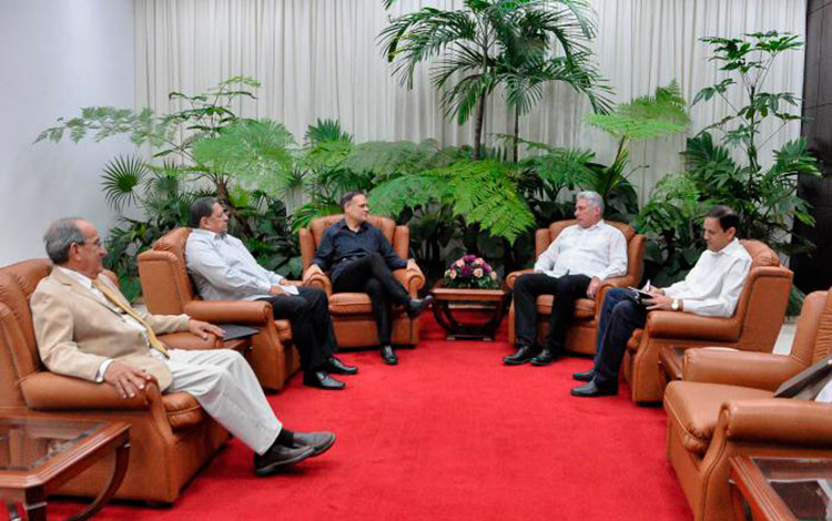 Encuentro entre Miguel Díaz-Canel, presidente de Cuba, y Pedro Miguel González Pinzón, secretario general del Partido Revolucionario Democrático de Panamá.