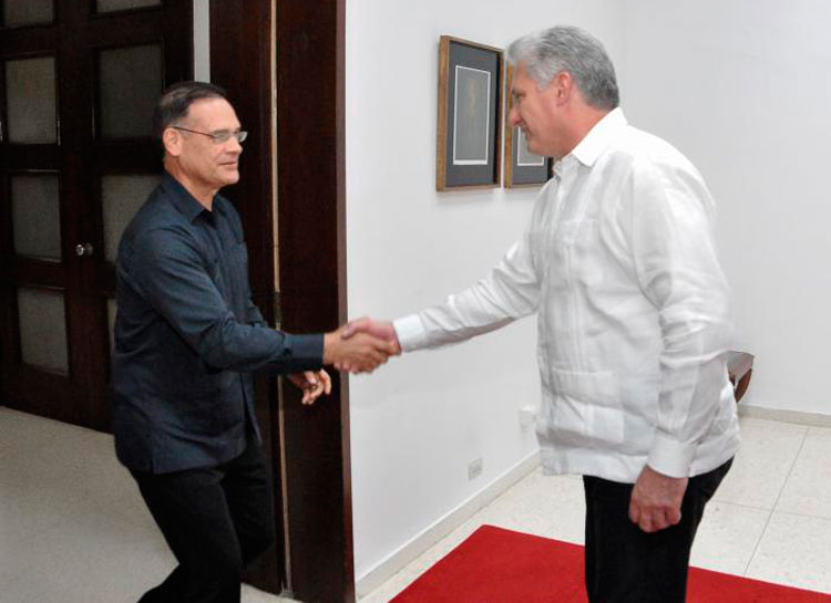 Miguel Dí­az-Canel Bermúdez, presidente de la República de Cuba, y Pedro Miguel González Pinzón, secretario general del Partido Revolucionario Democrático de Panamá.
