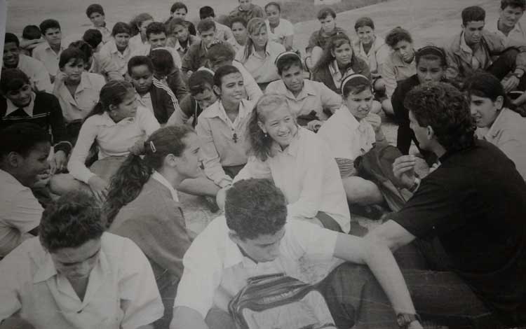 Miguel Dí­az-Canel durante un recorrido por centros de la provincia de Villa Clara en 1995.