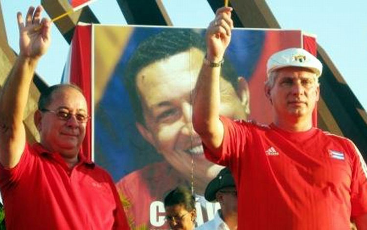 Lázaro Expósito y Miguel Dí­az-Canel durante un desfile del Primero de Mayo en Santiago de Cuba.