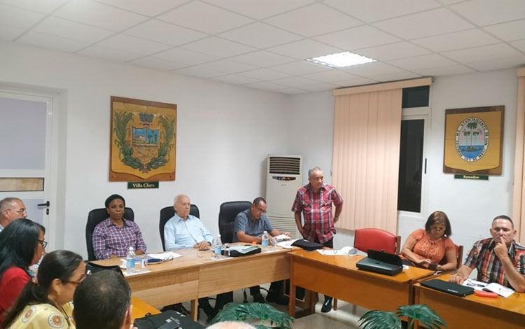 Reunión de vicepresidenta Inés María Chapman con dirección de Planificación Física en Villa Clara.