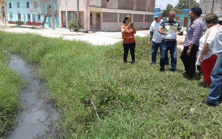 Inés María Chapman, vicepresidenta de los Consejos de Estado y de Ministros, se interesa por problemática de las zanjas de desagí¼e en Caibarién, Villa Clara. Inés María Chapman, vicepresidenta de los Consejos de Estado y de Ministros, se interesa por problemática de las zanjas de desagí¼e en Caibarién, Villa Clara.