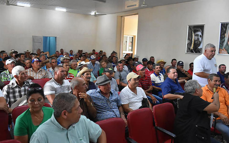 Salvador Valdés Mesa en encuentro con campesinos de Camajuaní. Salvador Valdés Mesa en encuentro con campesinos de Camajuaní.