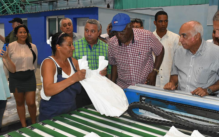 Salvador Valdés Mesa visita áreas de la UEB Batalla de Santa Clara, que produce artículos de plástico.