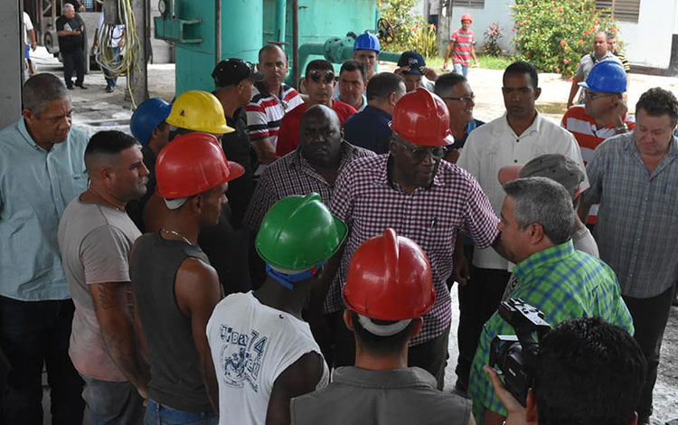 Salvador Valdés Mesa dialoga con trabajadores del central azuacarero Héctor Rodríguez, de Sitiecito, Sagua la Grande. Salvador Valdés Mesa dialoga con trabajadores del central azuacarero Héctor Rodríguez, de Sitiecito, Sagua la Grande.