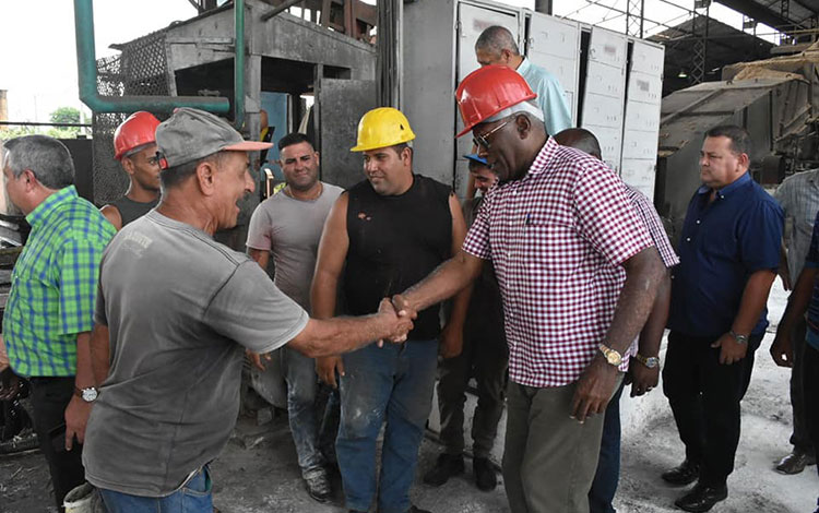 Salvador Valdés Mesa saluda a trabajadores del central Héctor Rodríguez. Salvador Valdés Mesa saluda a trabajadores del central Héctor Rodríguez.